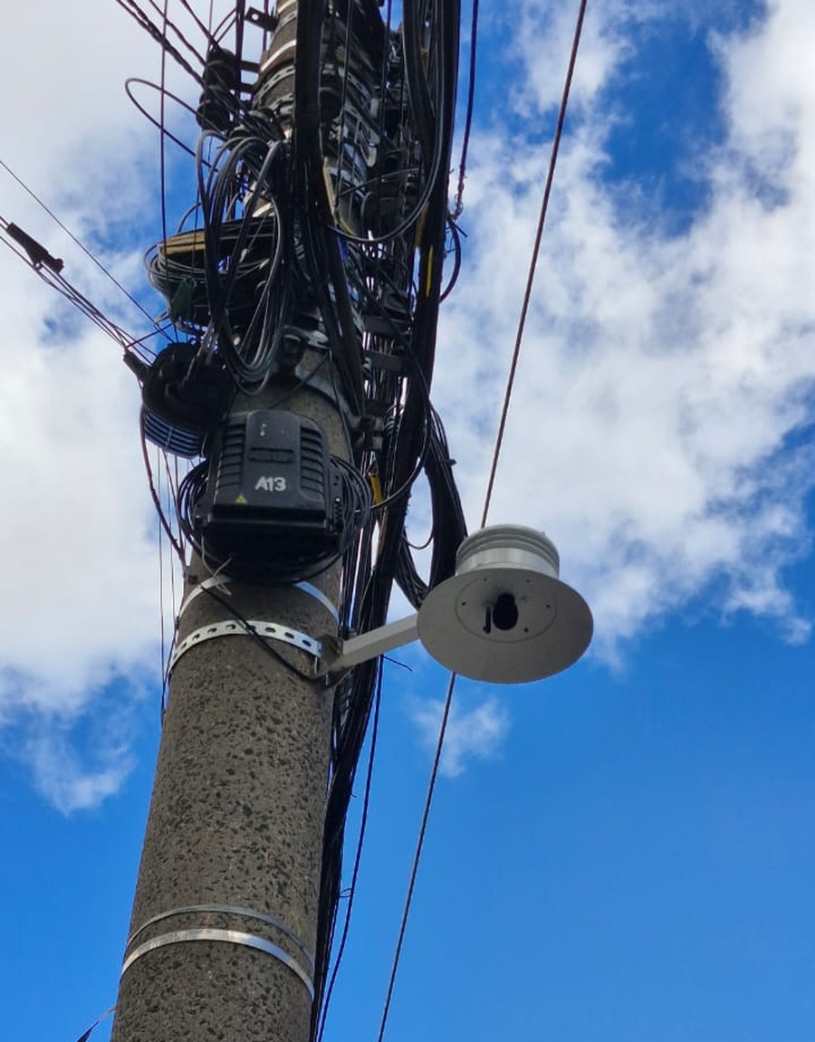 NoiseSensor® instalado em poste urbano — produto real em operação